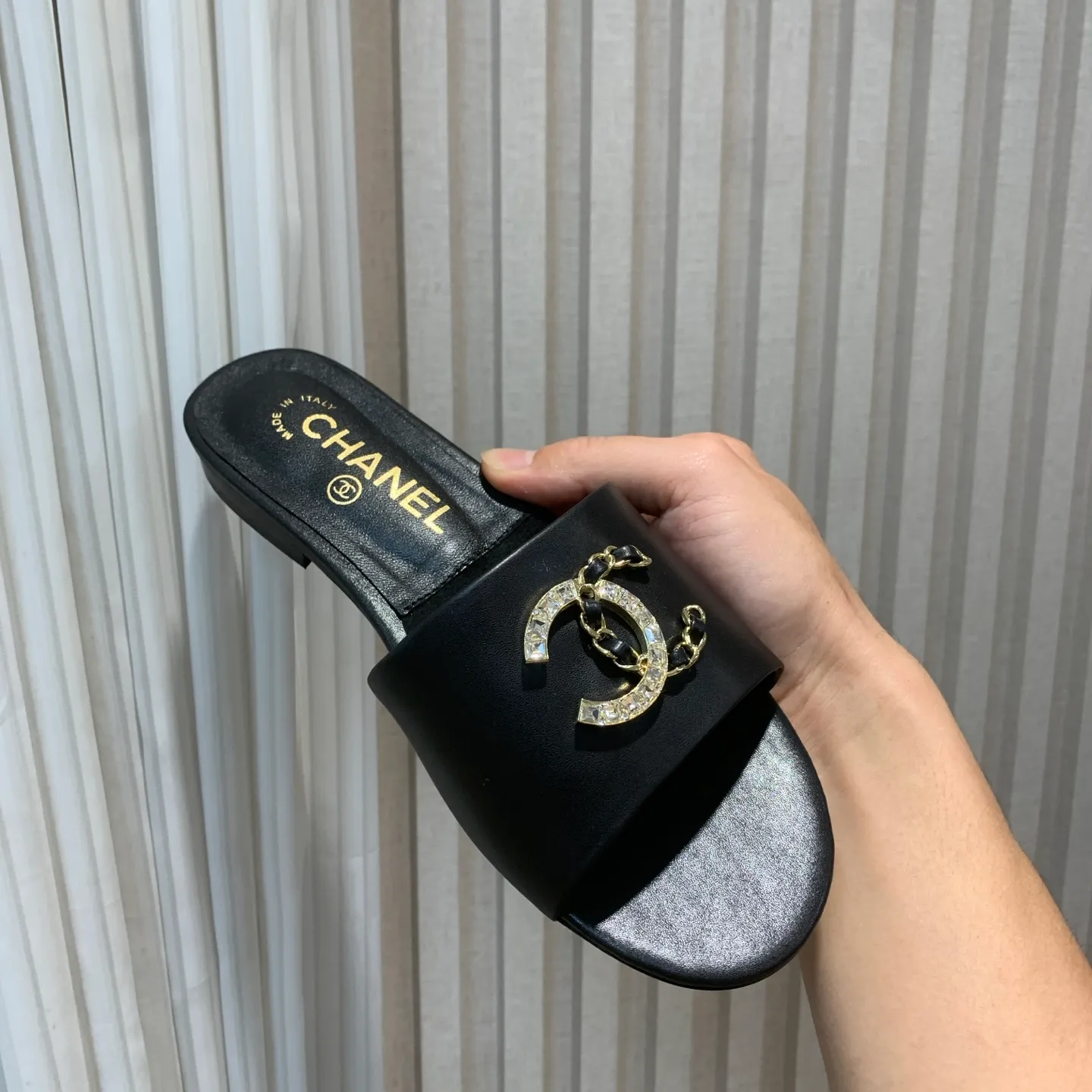 👟👟Ex-factory price 480👟👟 🍀CHANEL2025 Xiaoxiang spring and summer new popular double C diamond buckle flat slippers Material: original calfskin Lining: original inner sheepskin Foot pads: sheepskin Outsole: genuine leather outsole Size: 35-41 (40/41 fixed) 👉